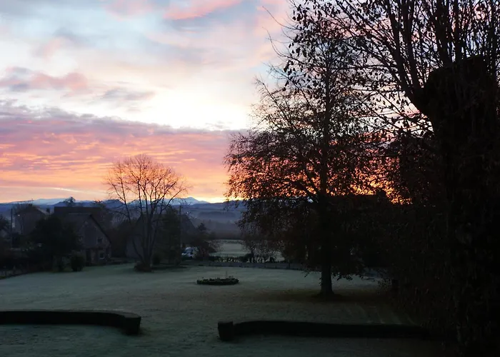 Chateau De - Caveau De Sabrage Frühstückspension Savennes (Puy-de-Dome)