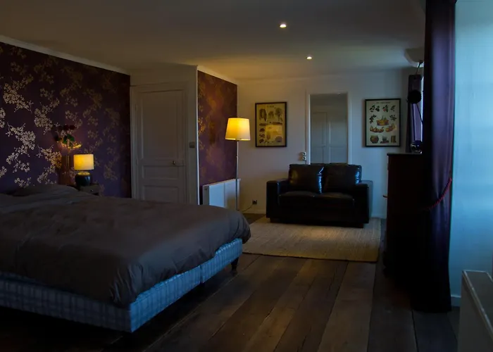 Chateau De - Caveau De Sabrage