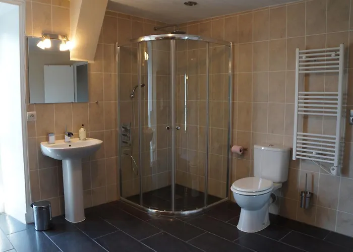 Frühstückspension Chateau De - Caveau De Sabrage 4*