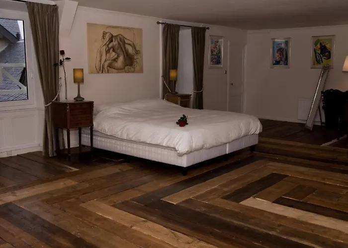 Frühstückspension Chateau De - Caveau De Sabrage 4*