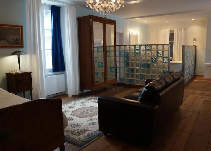 Frühstückspension Chateau De - Caveau De Sabrage 4*