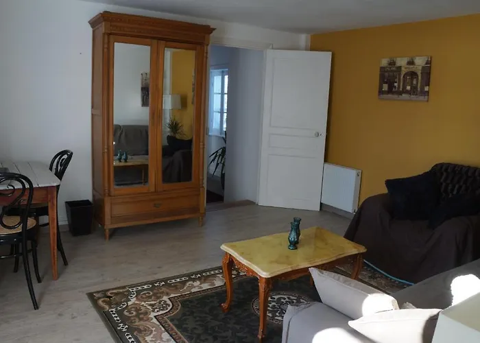 Chateau De - Caveau De Sabrage Bed & Breakfast Savennes (Puy-de-Dome)